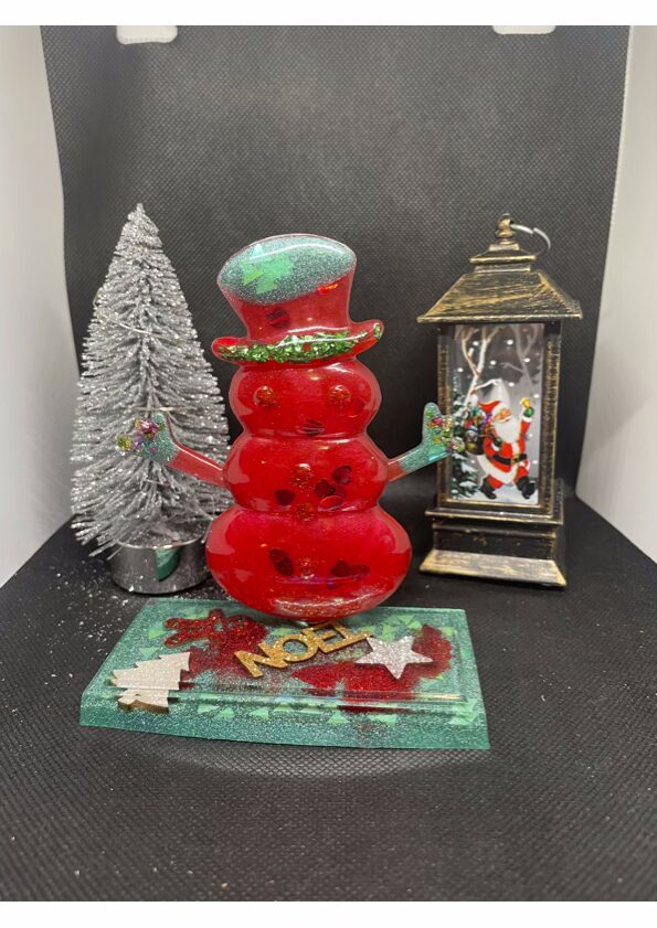 Bonhomme de neige sur pied rouge et vert