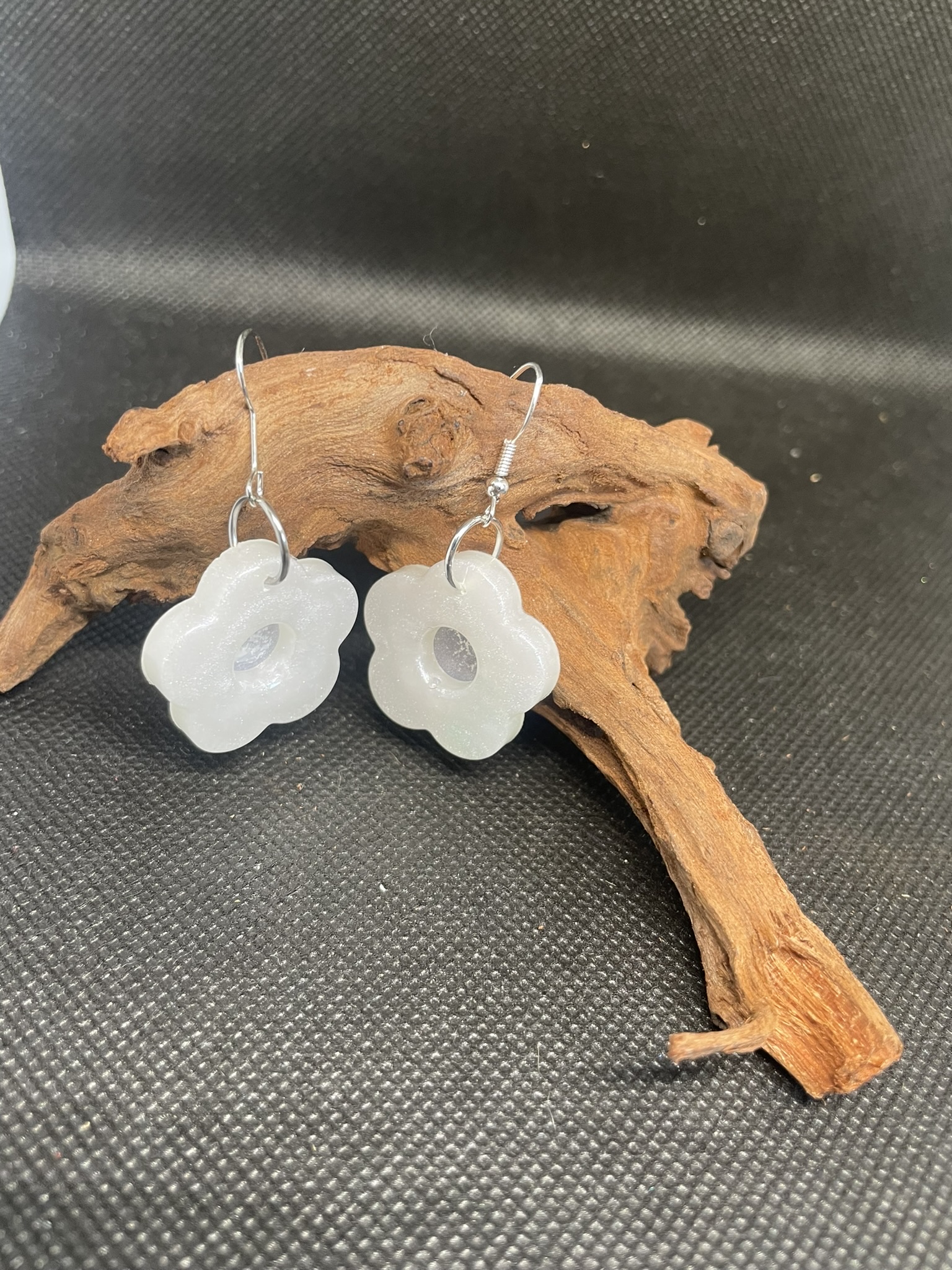 Boucles d'oreilles petites fleurs blanches
