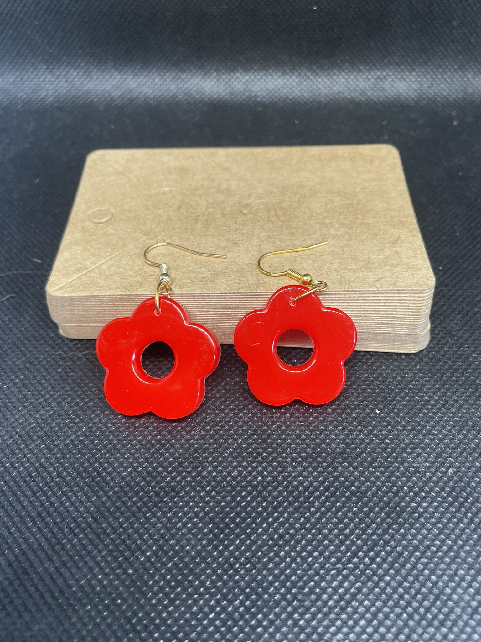 Boucles d'oreilles petites fleurs rouges