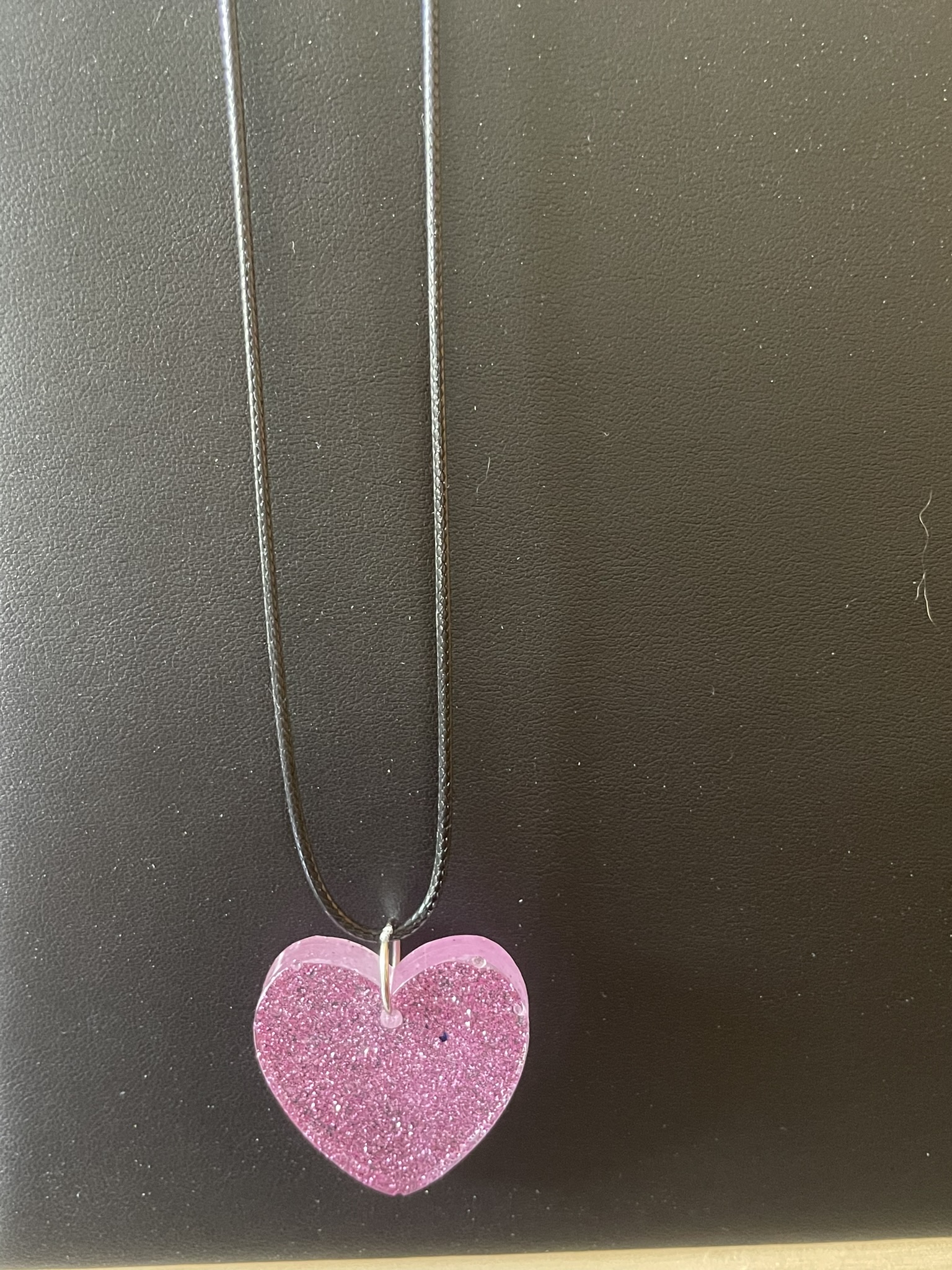 collier petit coeur rose pailleté