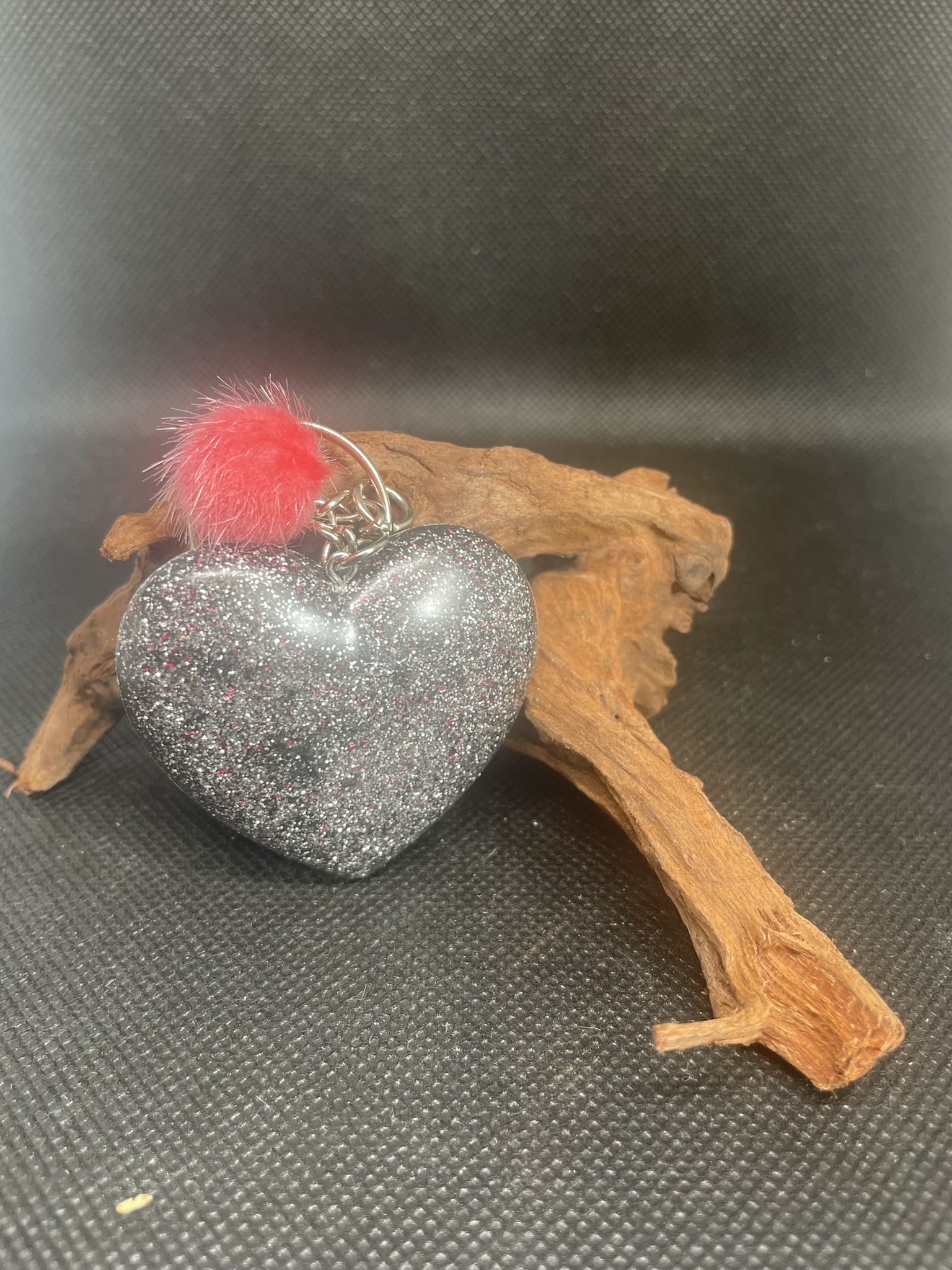 Porte clés grand coeur gris métallisé et pompon