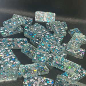 Jeu de dominos translucide & paillettes bleues