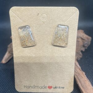 Petites boucles d'oreilles rectangles translucides & sable